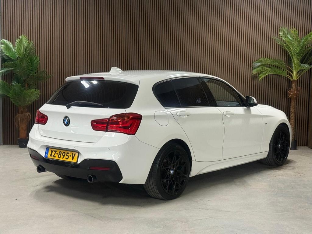 BMW 1-serie 116i M Sport Edition sport uitlaatsysteem, Auto's, BMW, 1-Serie, Achterwielaandrijving, Euro 6, Wit