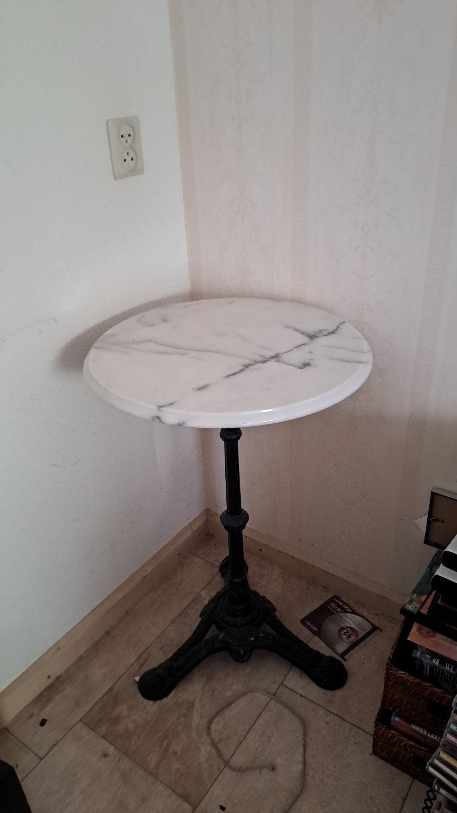 Bijzettafeltje Franse bistrotafel met gietijzeren voet en ma, Overige materialen, Minder dan 55 cm, Rond, Zo goed als nieuw