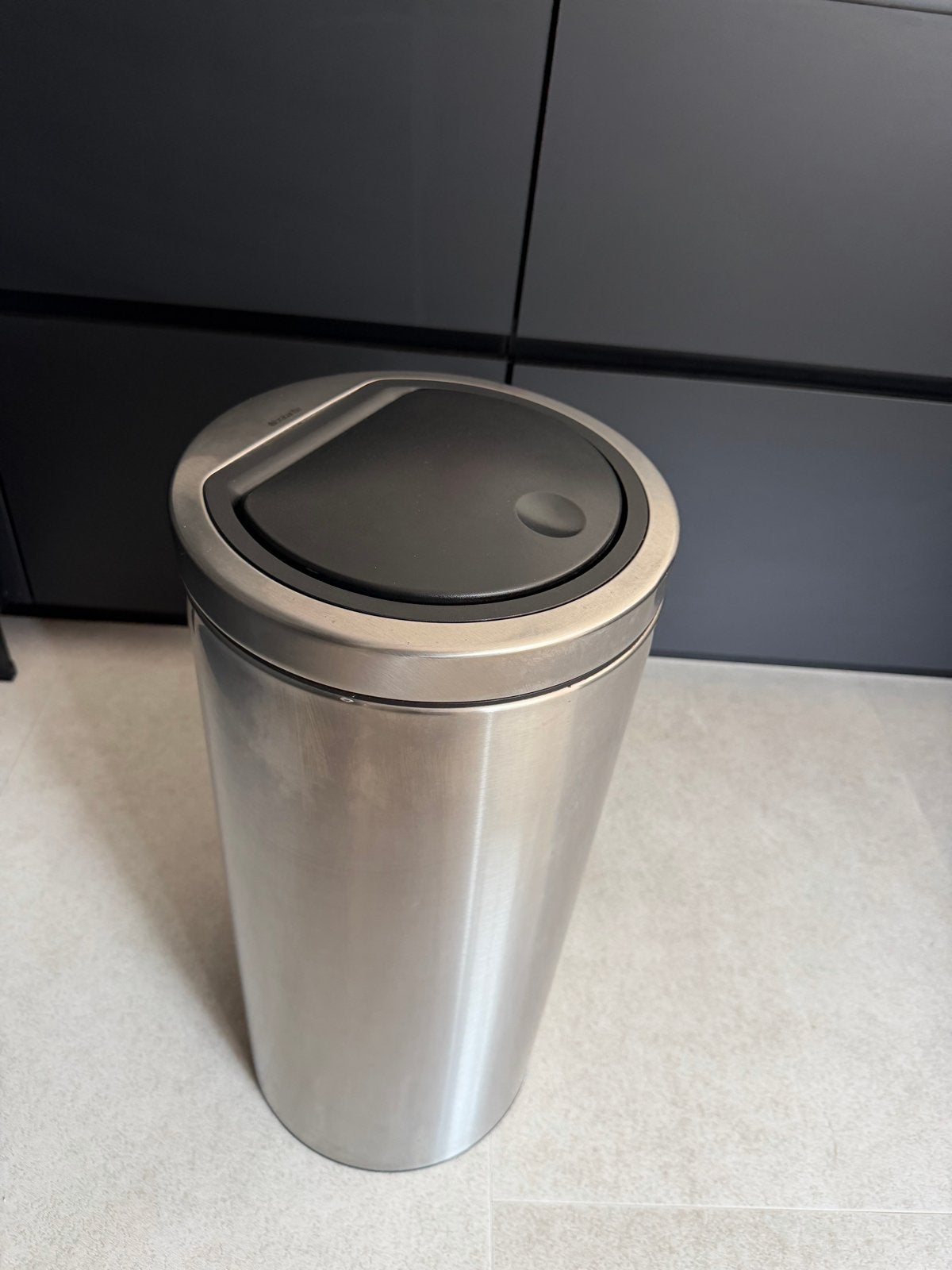 Brabantia Afvalemmer - RVS met Zwart Deksel, Ophalen, 50 – 75, Gebruikt, 20 tot 30 liter