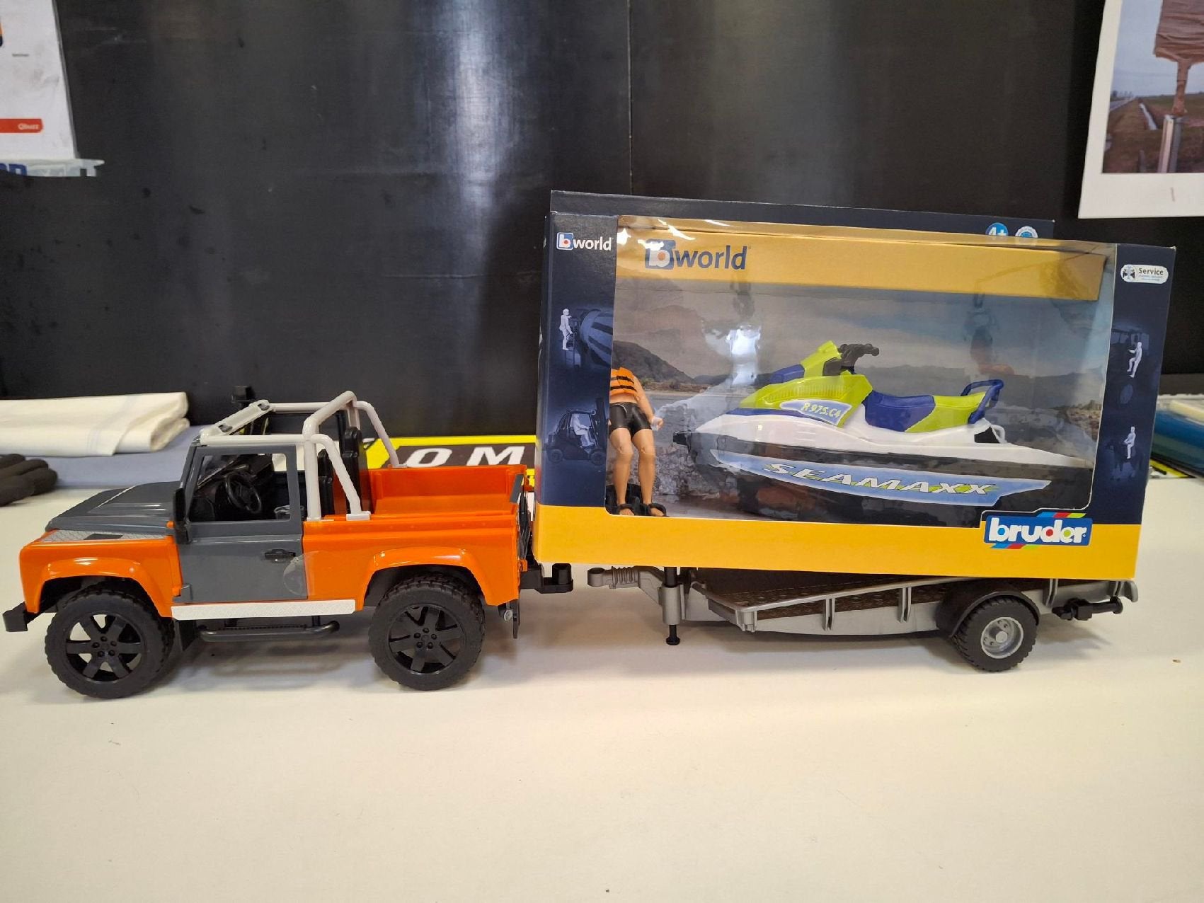 Bruder Land Rover Defender, trailer, Jetski & bestuurder, Ophalen of Verzenden, Zo goed als nieuw
