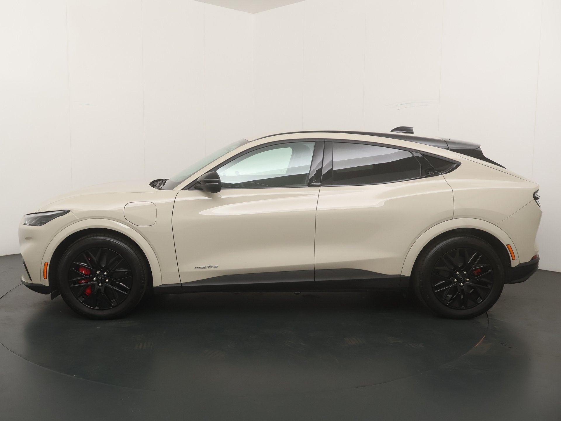 Ford Mustang Mach-E Extended Premium RWD 88 kWh | Black Mach, Auto's, Automaat, Achterwielaandrijving, Beige, Leder