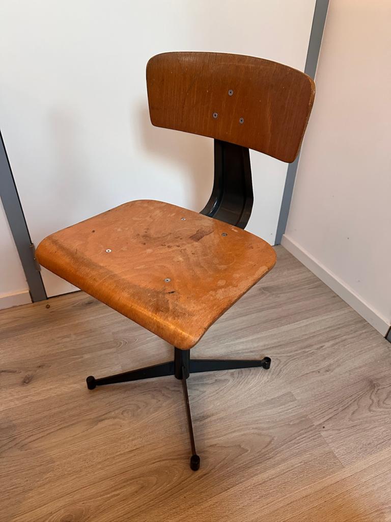 Klassiek bureaustoeltje basisschool, Ophalen