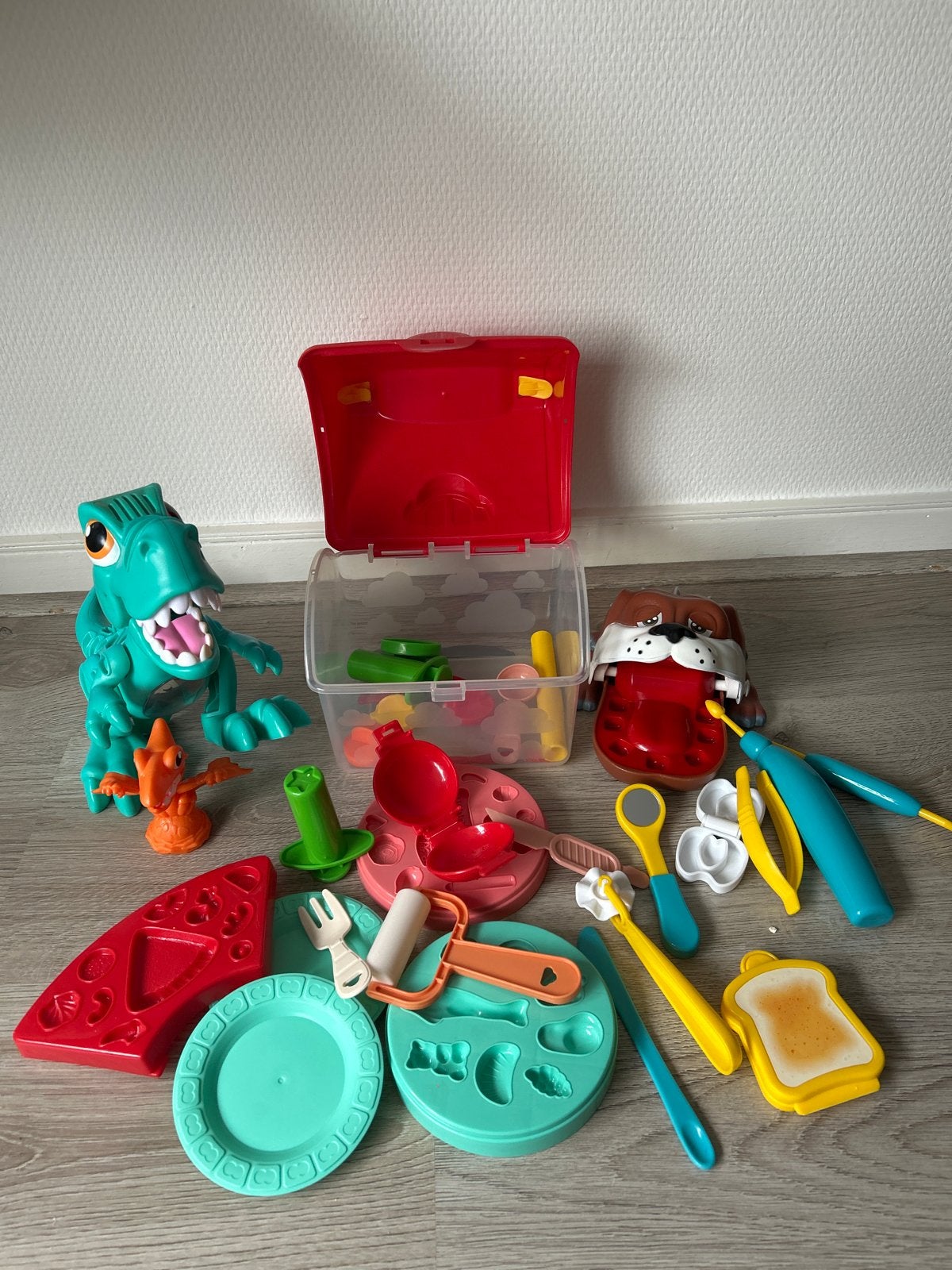 Play-Doh speelset met dinosaurus, hond en accessoires, Ophalen of Verzenden, Gebruikt, Knutselen