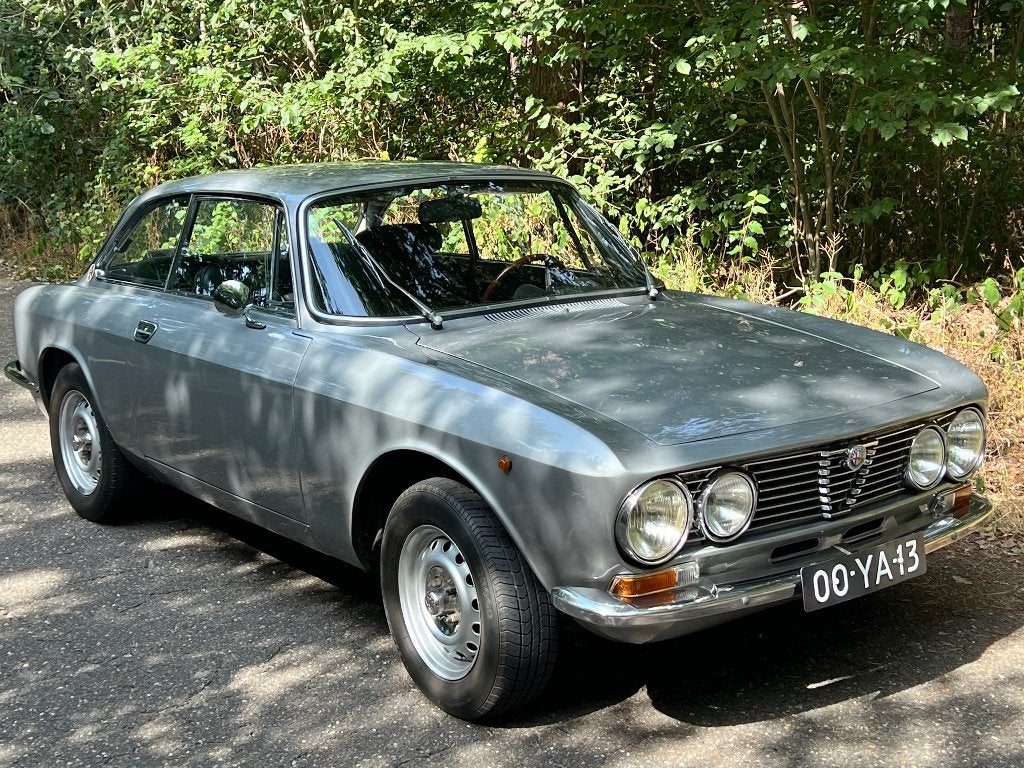 Alfa Romeo 1300 1.3 GT Junior Lusso 1976 Grijs, Auto's, Zwart, 4 cilinders, Handgeschakeld, Dealer onderhouden