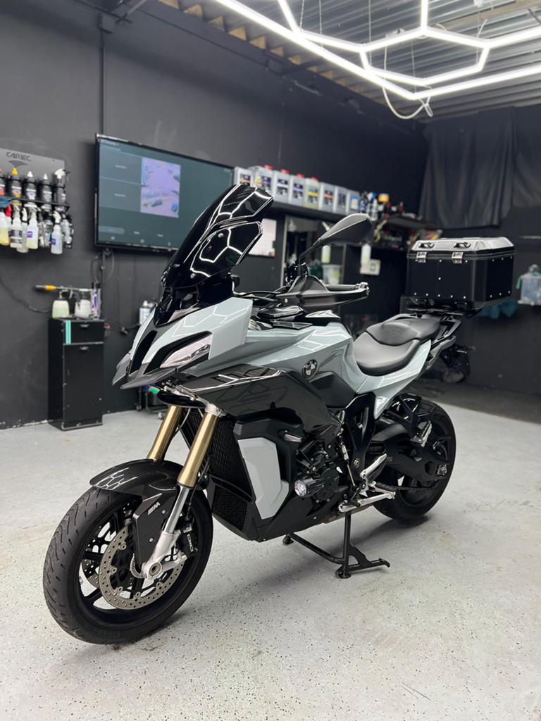 BMW S1000XR met Carbon M pakket en Akrapovic, Motoren, 4 cilinders, Motorrijbewijs A, Handvatverwarming, Gebruikt