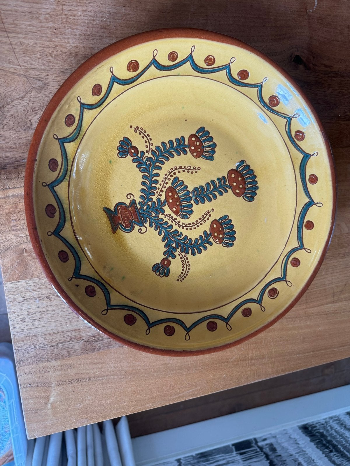 Decoratieve aardewerken schaal met bloemmotief, Ophalen of Verzenden