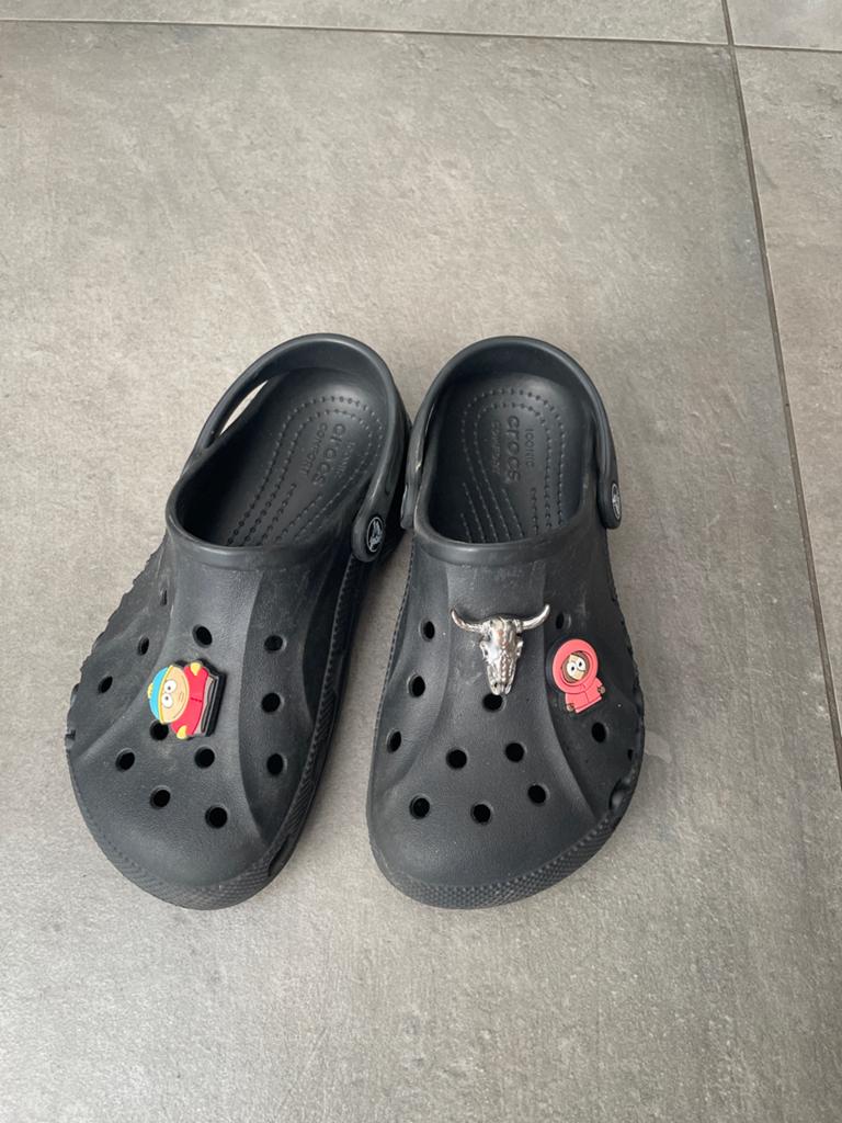 Zwarte Crocs maat 33/34 J2 inclusief 3 jibbitz, Ophalen of Verzenden, Gebruikt, Jongen of Meisje