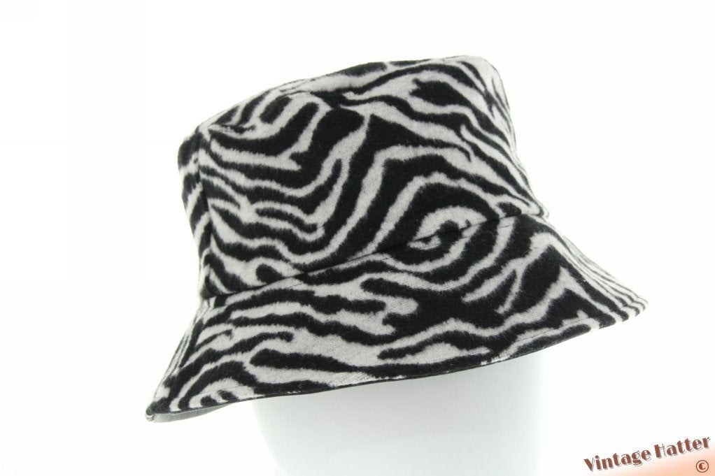 Dubbelzijdige bucket regenhoed zebra stof & zwart nepleer 57, Ophalen of Verzenden, Zo goed als nieuw, 56 of 57 cm (M, 7 of 7⅛ inch)
