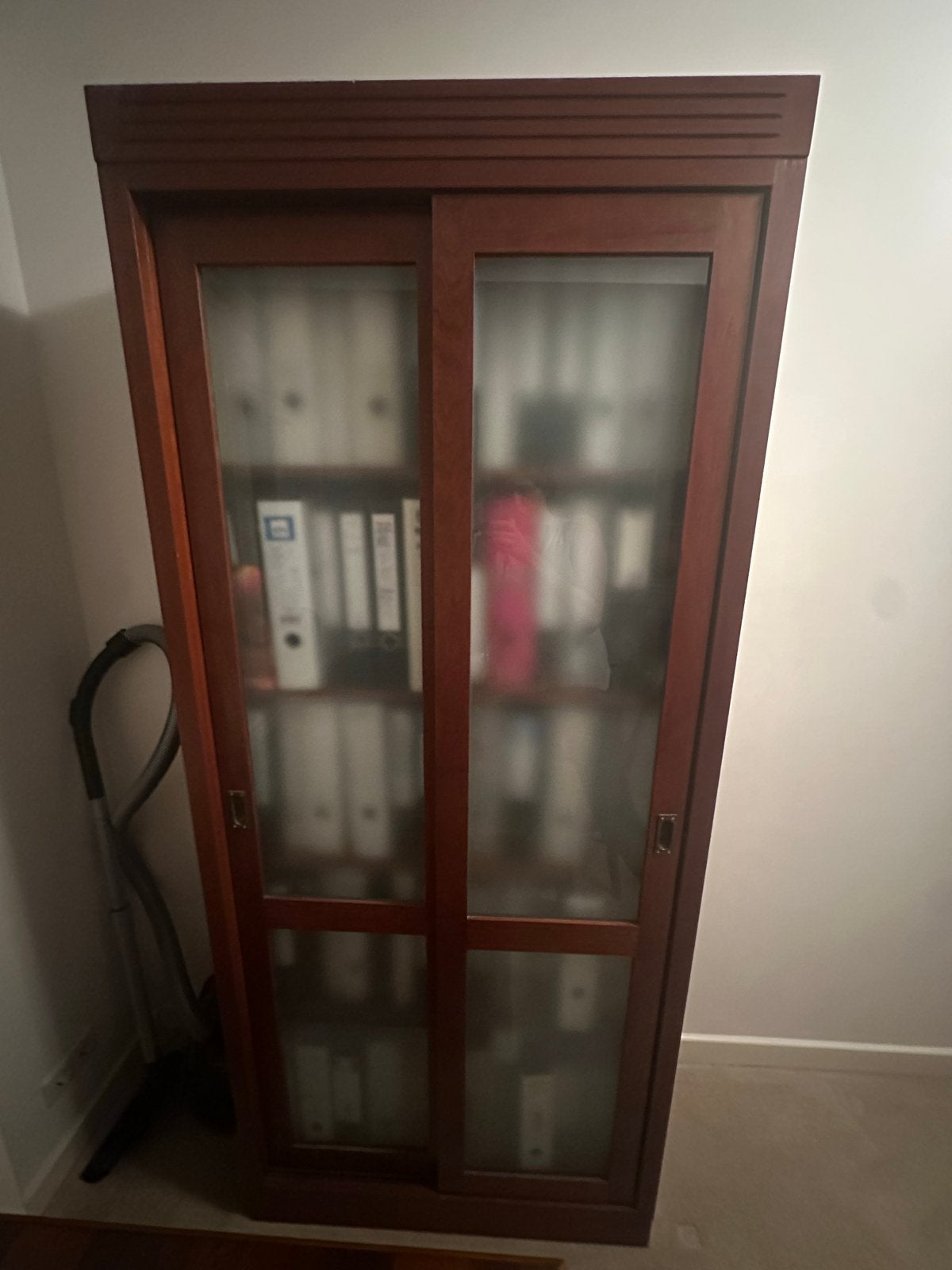 Houten boekenkast met glazen schuifdeuren, Ophalen, Gebruikt, 200 cm of meer, 50 tot 100 cm