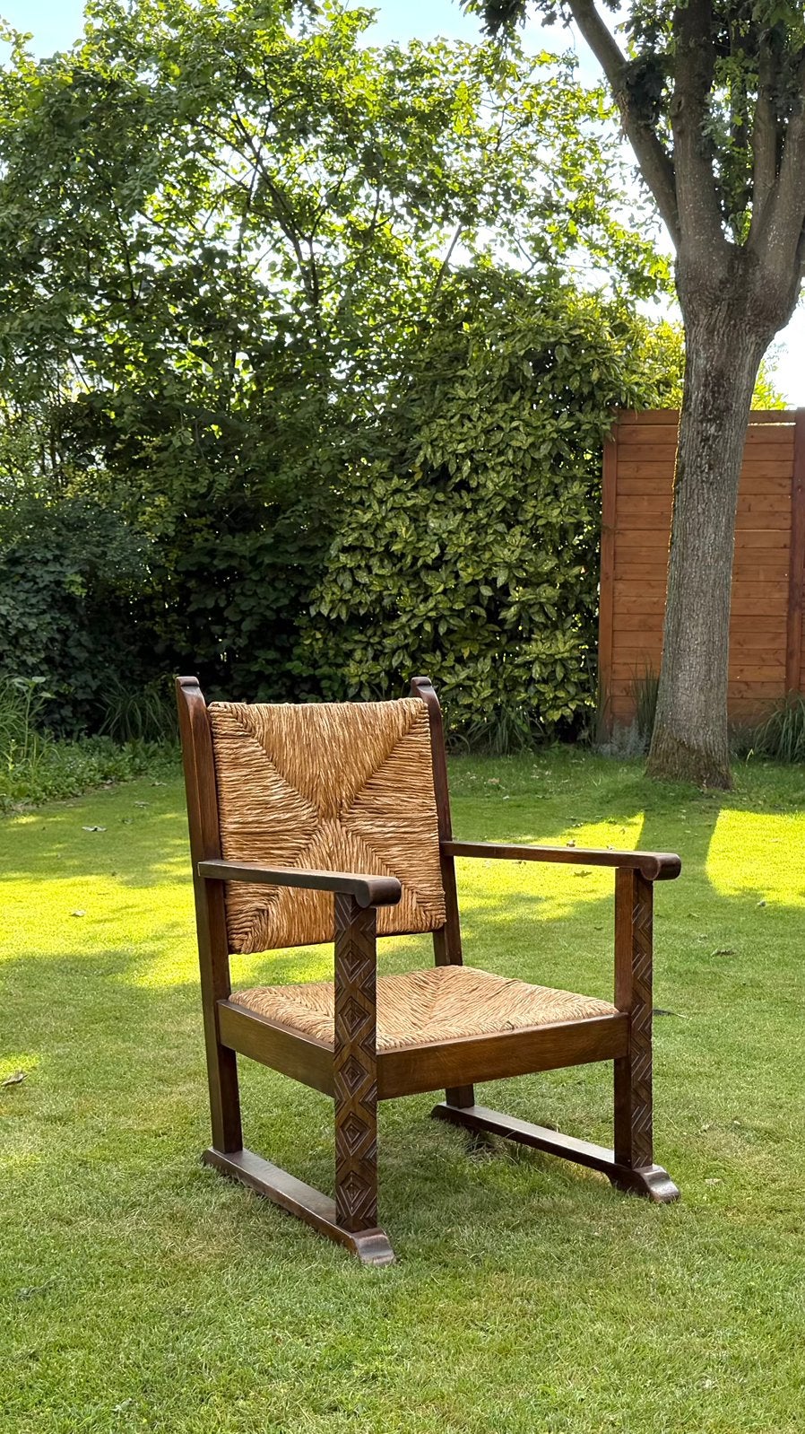 Vintage brutalistische houten armstoel met rieten zitting, Antiek en Kunst, Antiek | Meubels | Stoelen en Banken, Ophalen