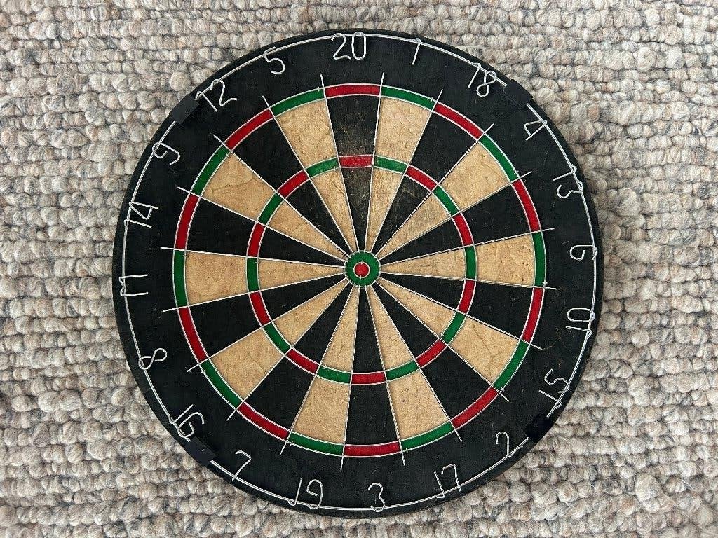 Nog mooi DARTBORD zwaar en goede kwaliteit, Ophalen of Verzenden, Gebruikt, Dartbord