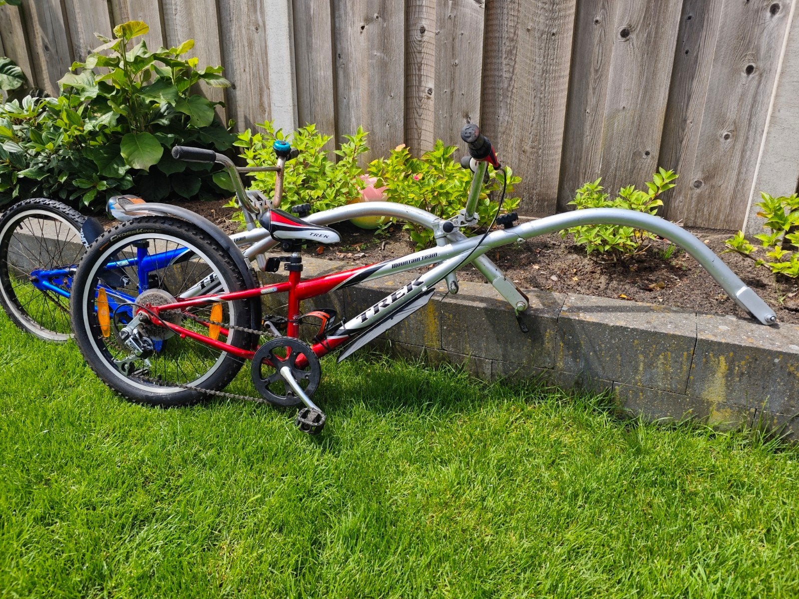 2x Trek Mountain Train Aanhangfietsen (rood/blauw), Ophalen, Gebruikt, Aanhangfiets, Trek