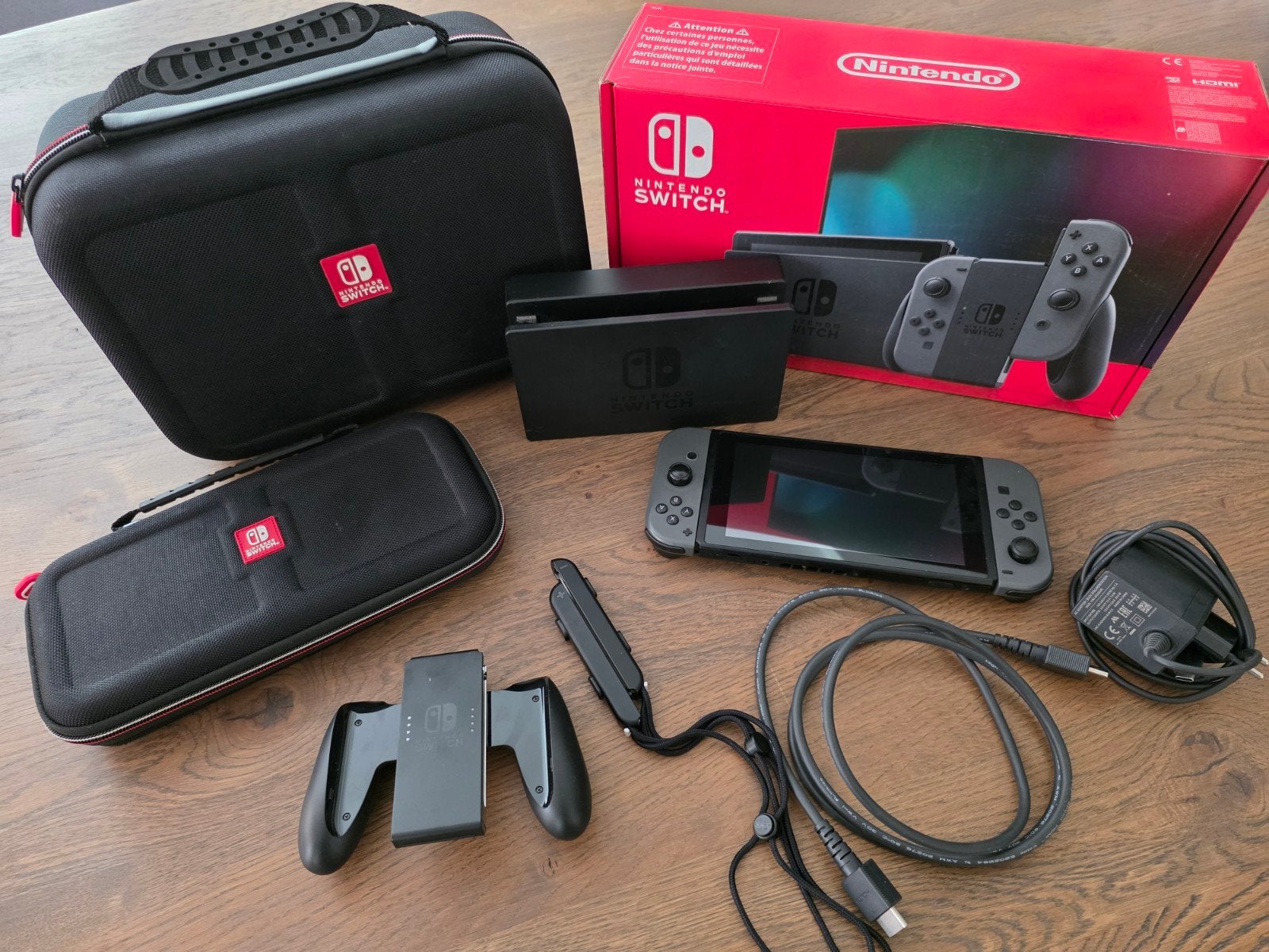 Nintendo Switch (upgrade versie), inclusief 2 reiskoffers, Ophalen of Verzenden, Zo goed als nieuw, Switch 2019 Upgrade