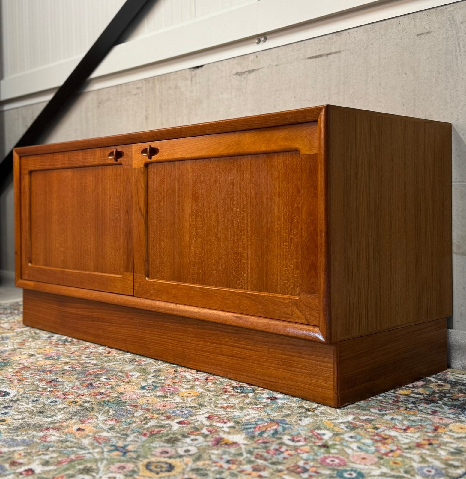 H.W. Klein Bramin Televisiemeubel, Huis en Inrichting, Lowboard dresser danish, Met deur(en), 100 tot 150 cm, Zo goed als nieuw