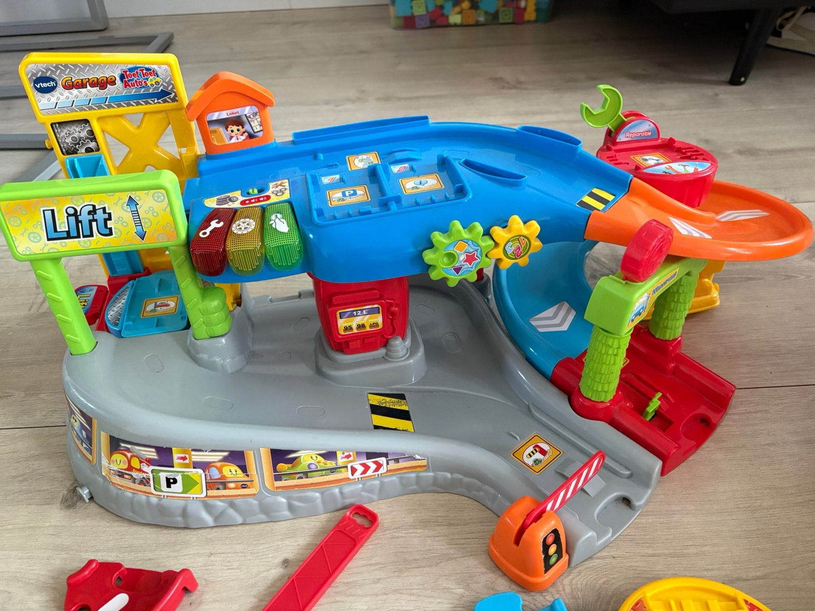 Toet toet auto garage met uitbreidingsbaan en auto’s, Kinderen en Baby's, Ophalen, Gebruikt, 2 tot 4 jaar