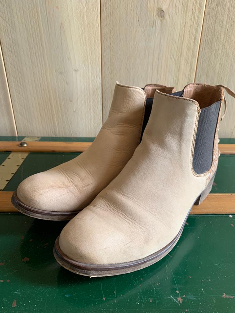 Piure enkellaarsjes maat 39 leer, Kleding | Dames, Schoenen, Beige, Lage of Enkellaarzen, Ophalen of Verzenden, Gedragen