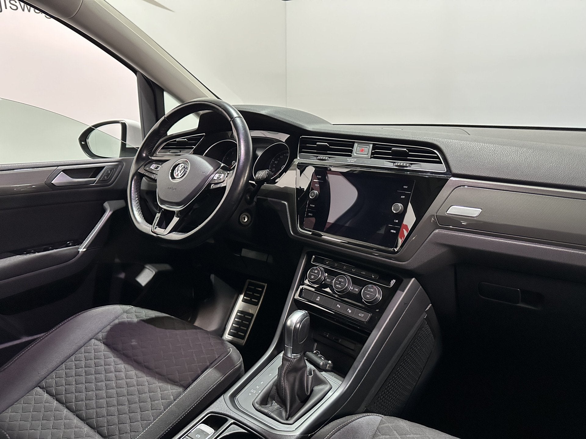 Volkswagen Touran 1.4 TSI R-Line 7p - Automaat - Pano / Navi, Auto's, Gebruikt, Euro 6, 4 cilinders, 150 pk