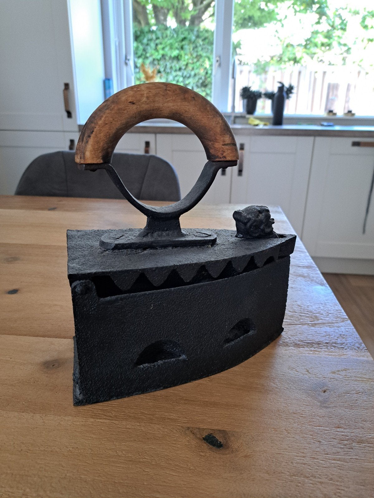 Gietijzeren strijkijzer met houten handvat, Ophalen
