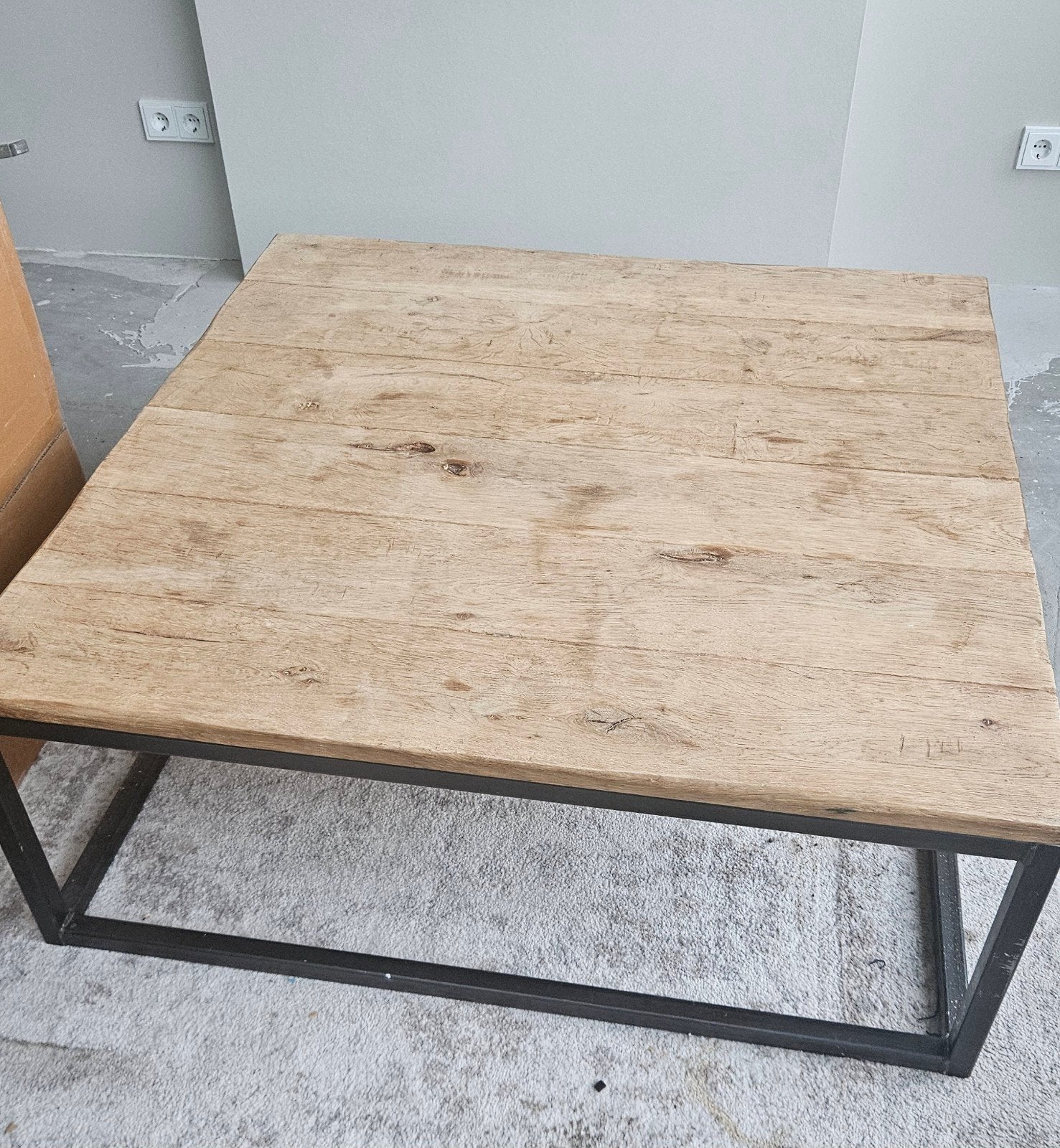Vierkante salontafel van hout en staal (110x110x42 cm), Huis en Inrichting, Tafels | Salontafels, Overige houtsoorten, Gebruikt