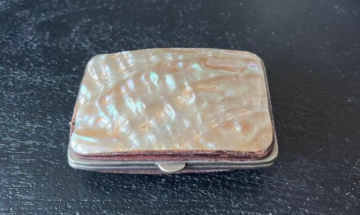 ANTIEKE PORTOMONNEE MET PARELMOER, Antiek en Kunst, Verzenden