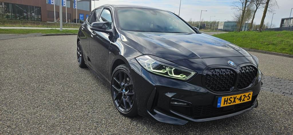 BMW 1-Serie 118i High Executive M Sport/Camera/Alarm/2023, Auto's, Seat, 136 pk, Zwart, 3 cilinders, Geïmporteerd