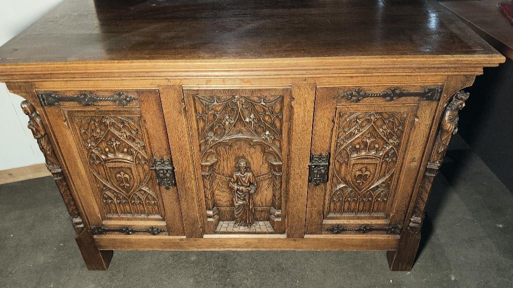 Gotisch dressoir mahonie met houtsnijwerk, Ophalen, 100 tot 150 cm, Klassiek, 25 tot 50 cm