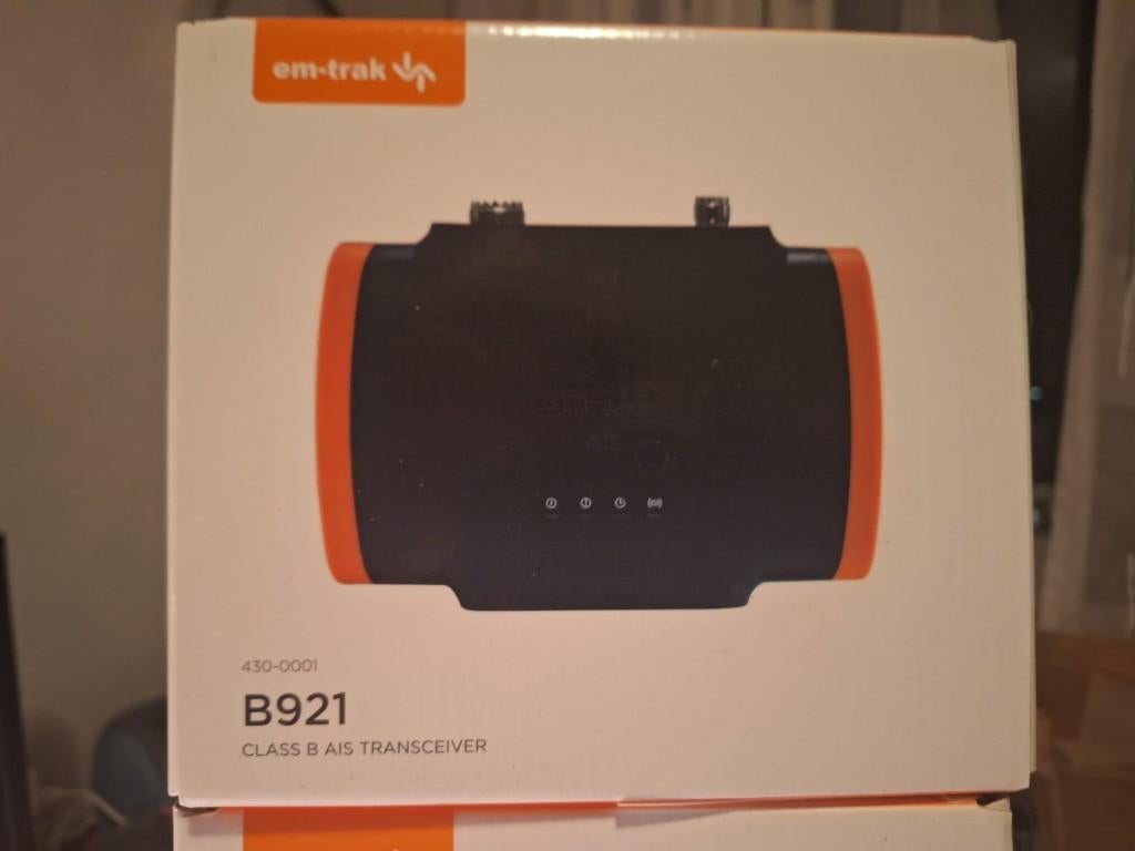 ​Em-trak B921 AIS Transceiver - NIEUW - Verzegeld, Ophalen of Verzenden, Nieuw, Gps of Kompas