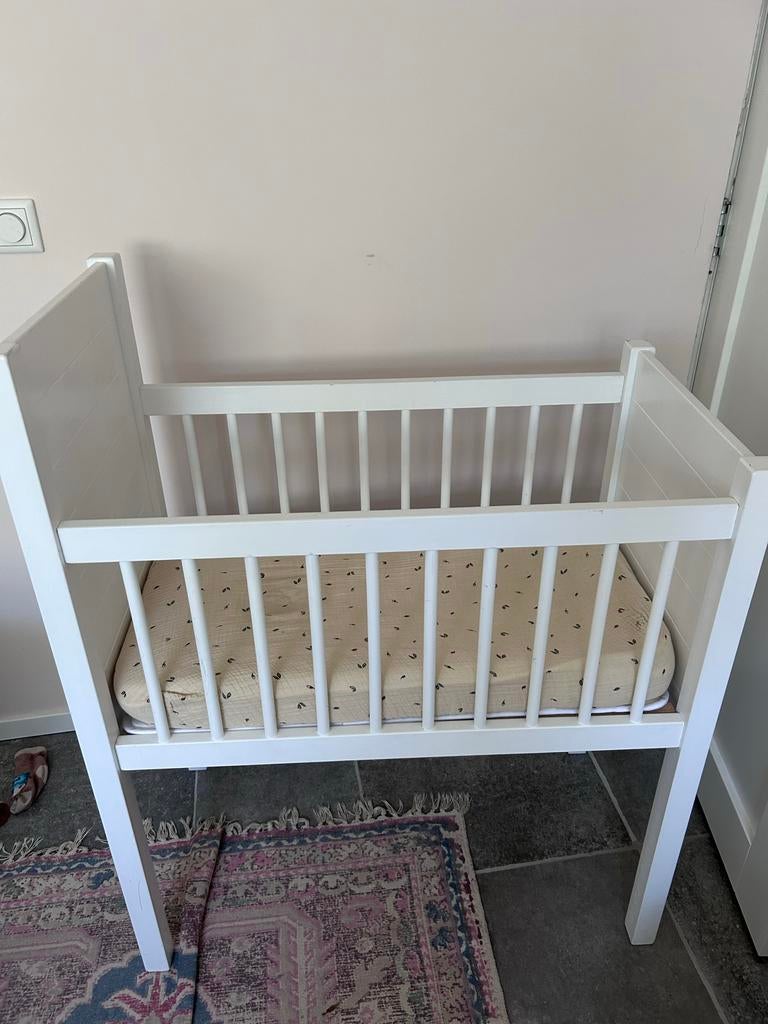 Wit ledikant voor pasgeboren baby met matras, Ophalen of Verzenden, Zo goed als nieuw, Ledikant