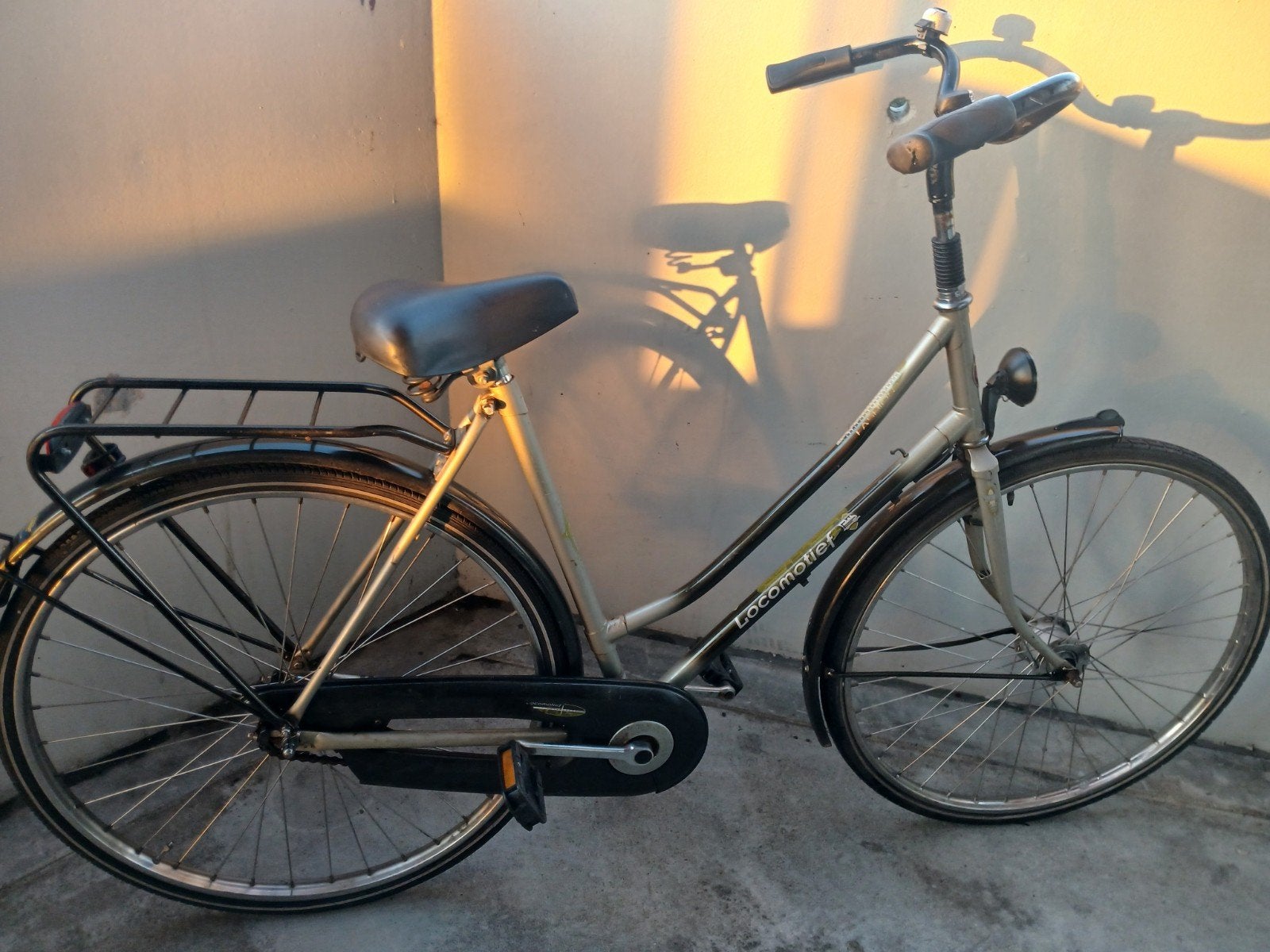 locomotief gazelle damesfiets met nieuwe slot, Fietsen en Brommers, Fietsen | Dames | Damesfietsen, Ophalen, Terugtraprem, Zo goed als nieuw