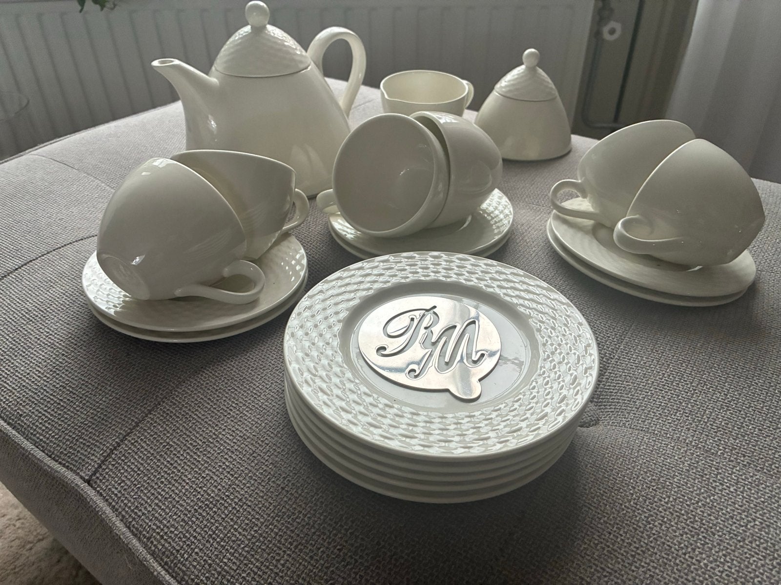 Wit theeservies met reliëf - 6 kopjes, 6 schotels, theepot, Overige merken, Keramiek, Ophalen of Verzenden, Zo goed als nieuw