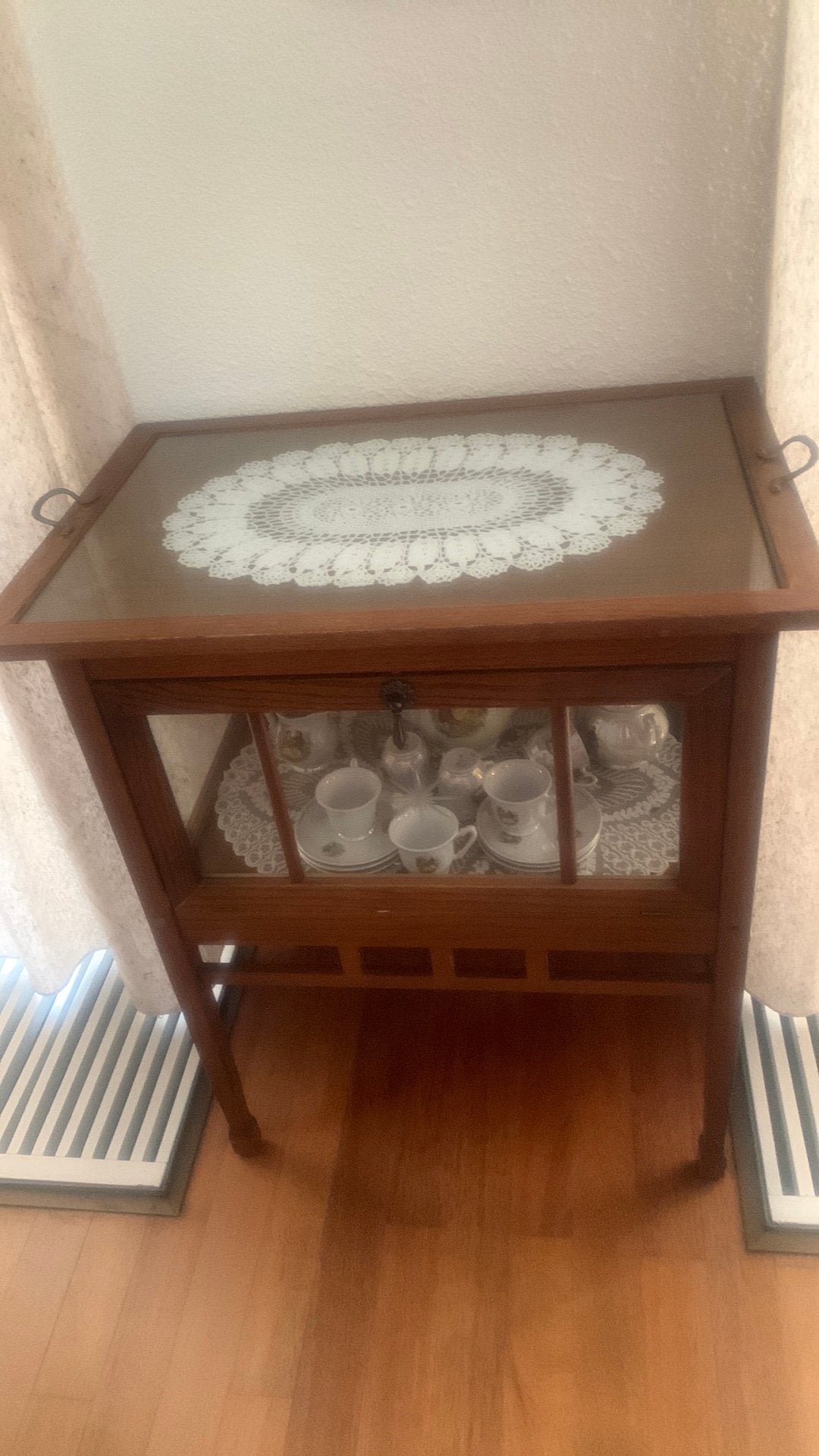 Oud theekastje met dienblad en glasplaat en kleedje., Ophalen, Zo goed als nieuw, Minder dan 45 cm, 70 cm of meer