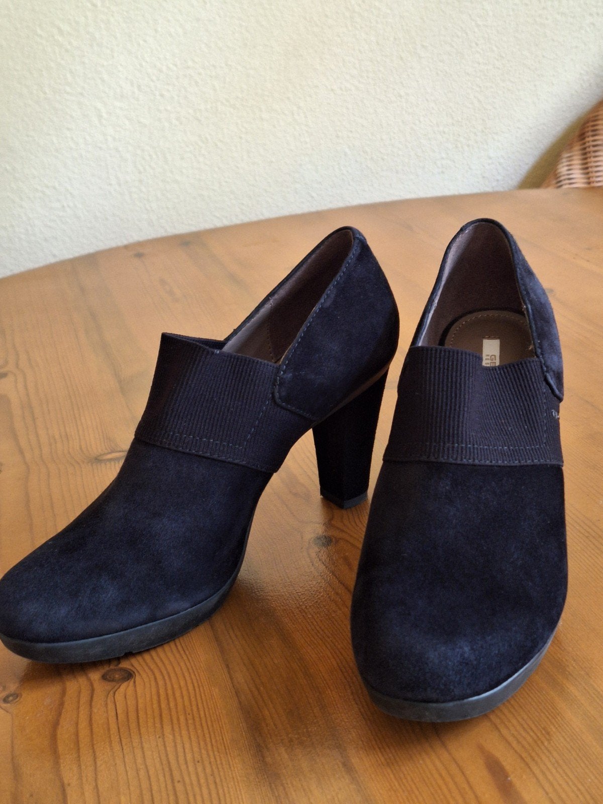 Prachtig suède dames pumps maat 38 merk GEOX, Kleding | Dames, Schoenen, Ophalen of Verzenden, Zo goed als nieuw, Zwart