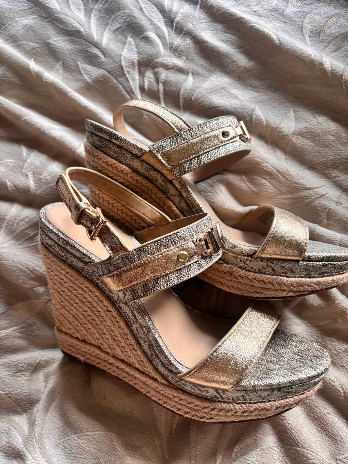 Nieuwe Michael Kors Farrah Wedge Sandalen - Goud, Ophalen of Verzenden, Nieuw, Overige kleuren, Sandalen of Muiltjes