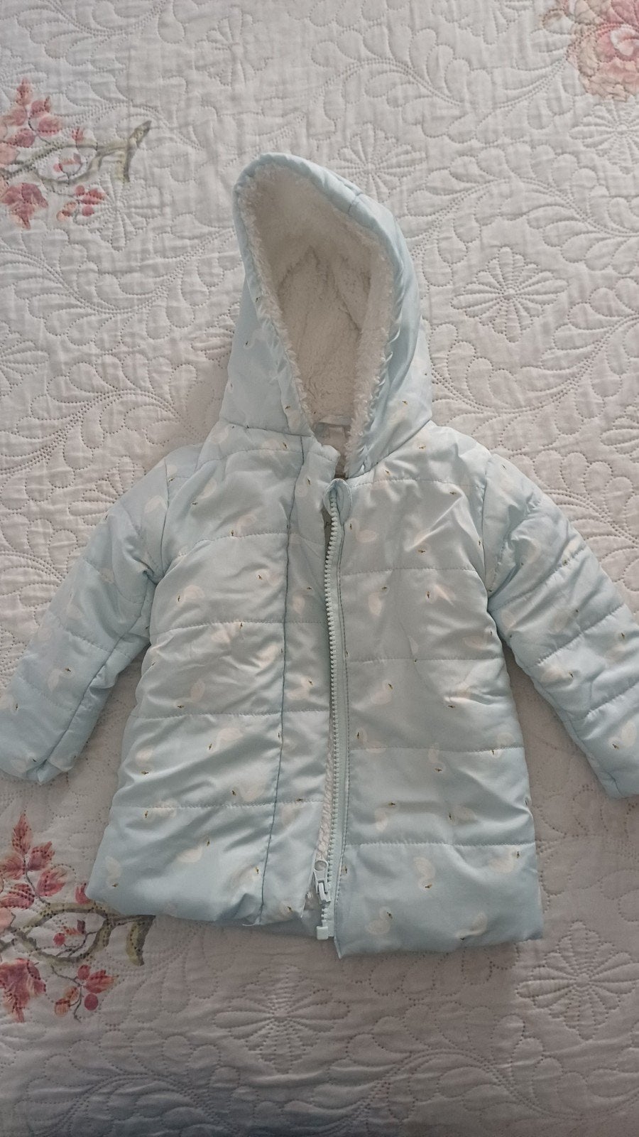 Lichtblauw jasje met zwanenprint en teddy voering, maat 74, Kinderen en Baby's, Babykleding | Maat 80, Ophalen, Zo goed als nieuw