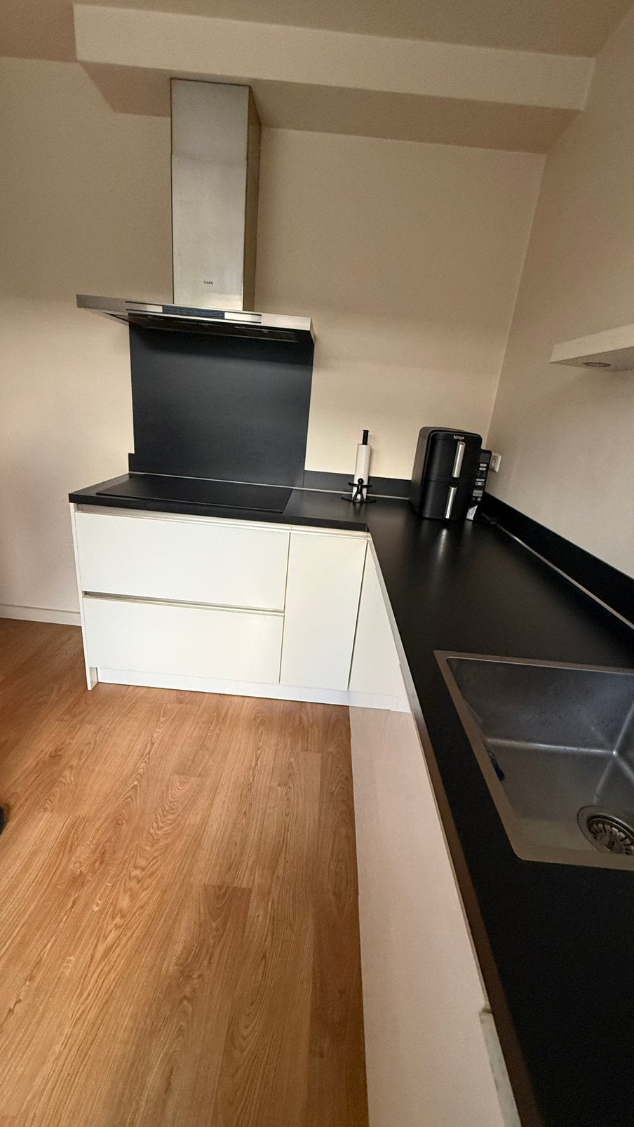 Keuken met AEG apparatuur en Inventum boiler, Ophalen, Gebruikt, Wit, Hoekkeuken