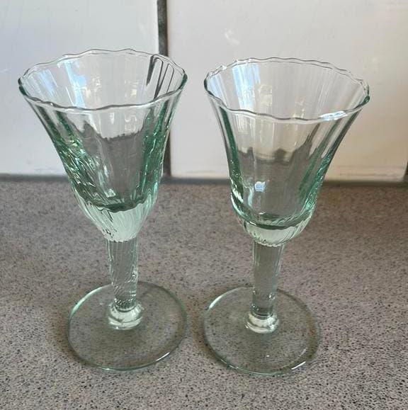 2 prachtige antieke glaasjes turquoise sherryglas, Verzamelen, Glas en Borrelglaasjes, Ophalen of Verzenden, Zo goed als nieuw