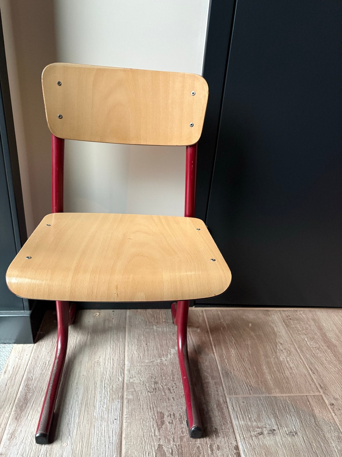 Stevige houten kinderstoel met rode poten, Kinderen en Baby's, Ophalen of Verzenden, Gebruikt, Overige typen