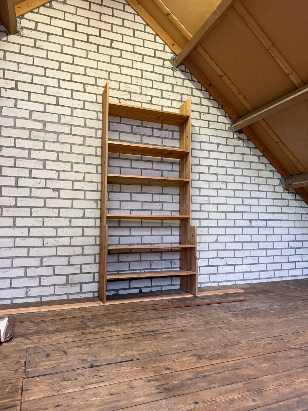 Houten boekenkast voor schuin dak - handgemaakt, Ophalen, Met plank(en), Minder dan 50 cm, Gebruikt