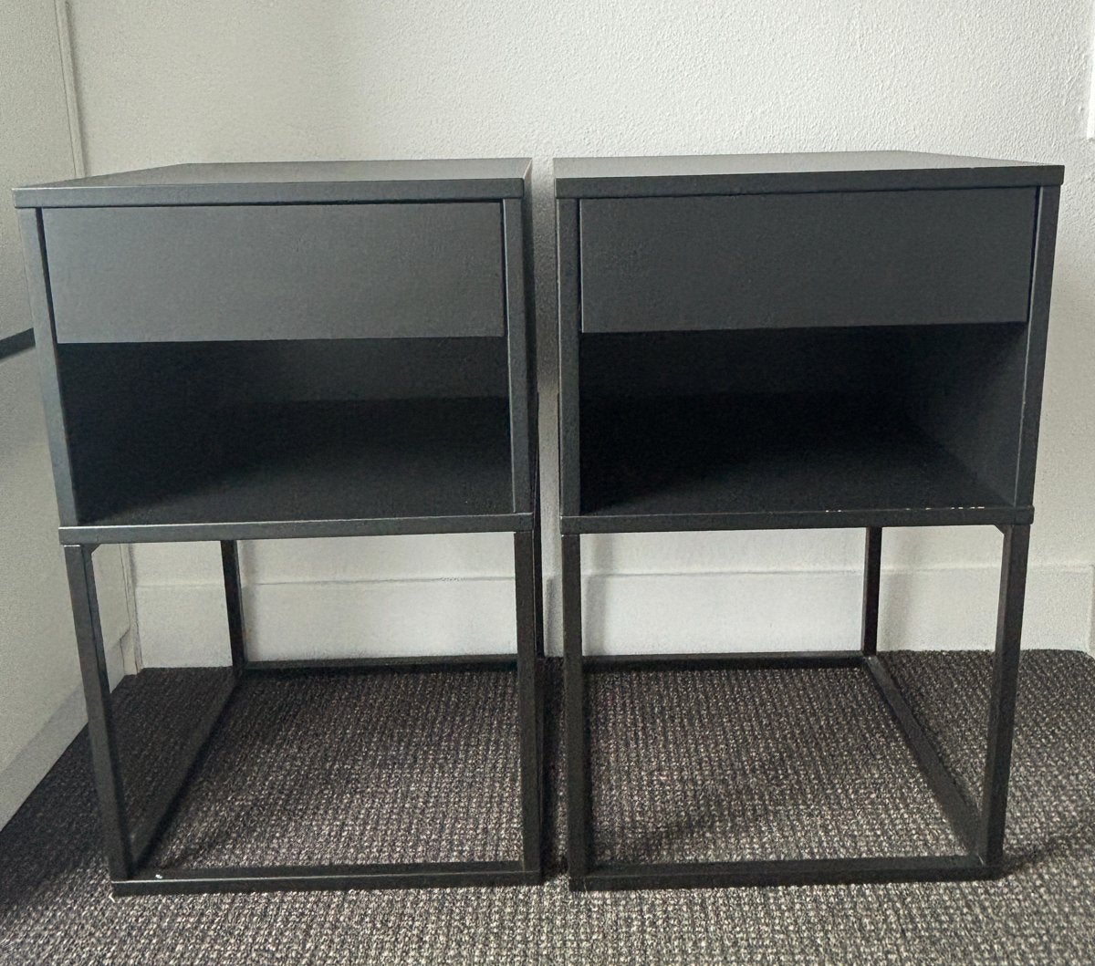 IKEA Vikhammer Nachtkastjes Zwart (set van 2), Huis en Inrichting, Ophalen, Gebruikt, 55 tot 70 cm, 45 tot 65 cm