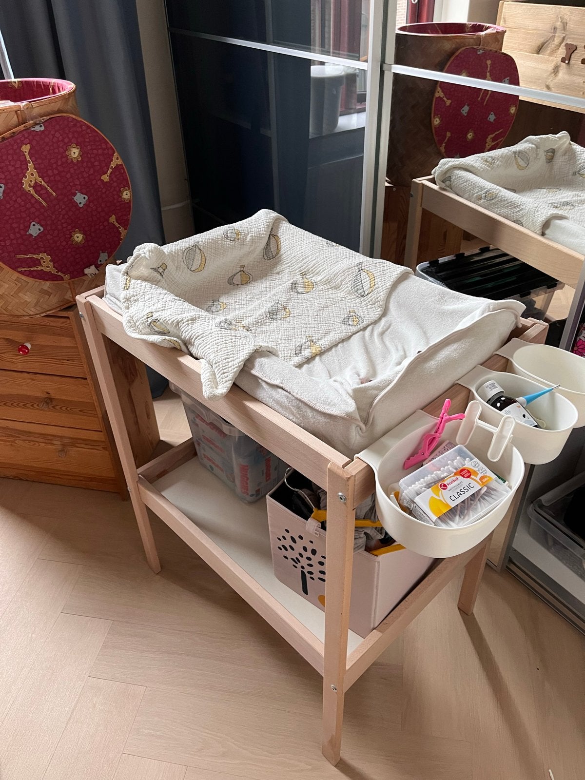 Ikea Houten Aankleedtafel met Aankleedkussen, Kinderen en Baby's, Badjes en Verzorging, Gebruikt, Aankleedkussen, Standaard, Ophalen