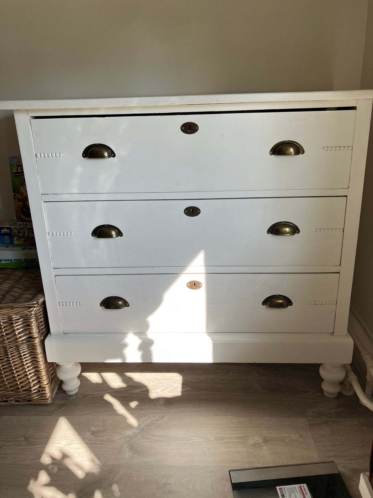 Oude commode, kleur wit,, Huis en Inrichting, Kasten | Ladekasten, Ophalen, 100 tot 150 cm, Zo goed als nieuw, 3 of 4 laden