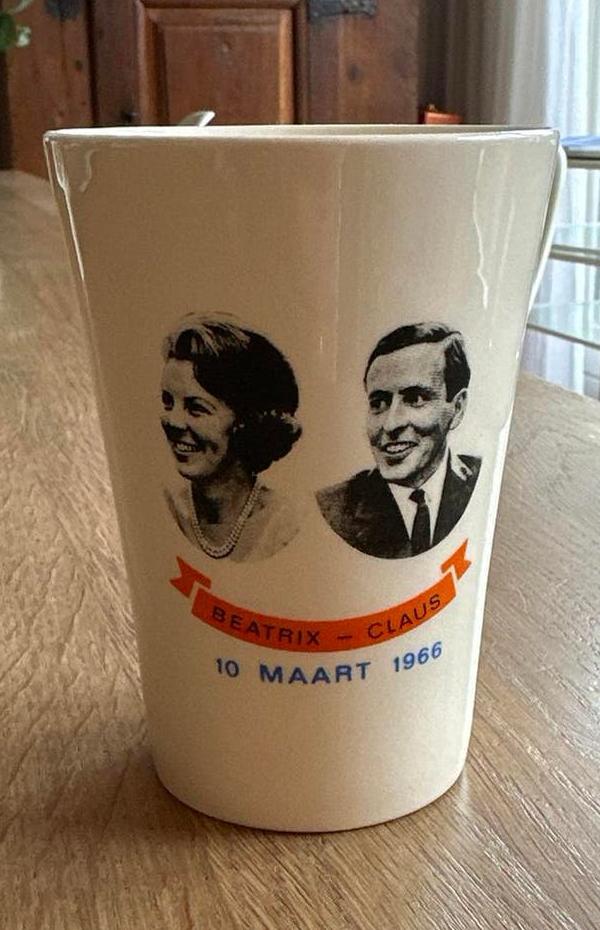 Huwelijksbeker Beatrix & Claus 1966, Verzamelen, Koninklijk Huis en Royalty, Ophalen of Verzenden, Zo goed als nieuw, Nederland