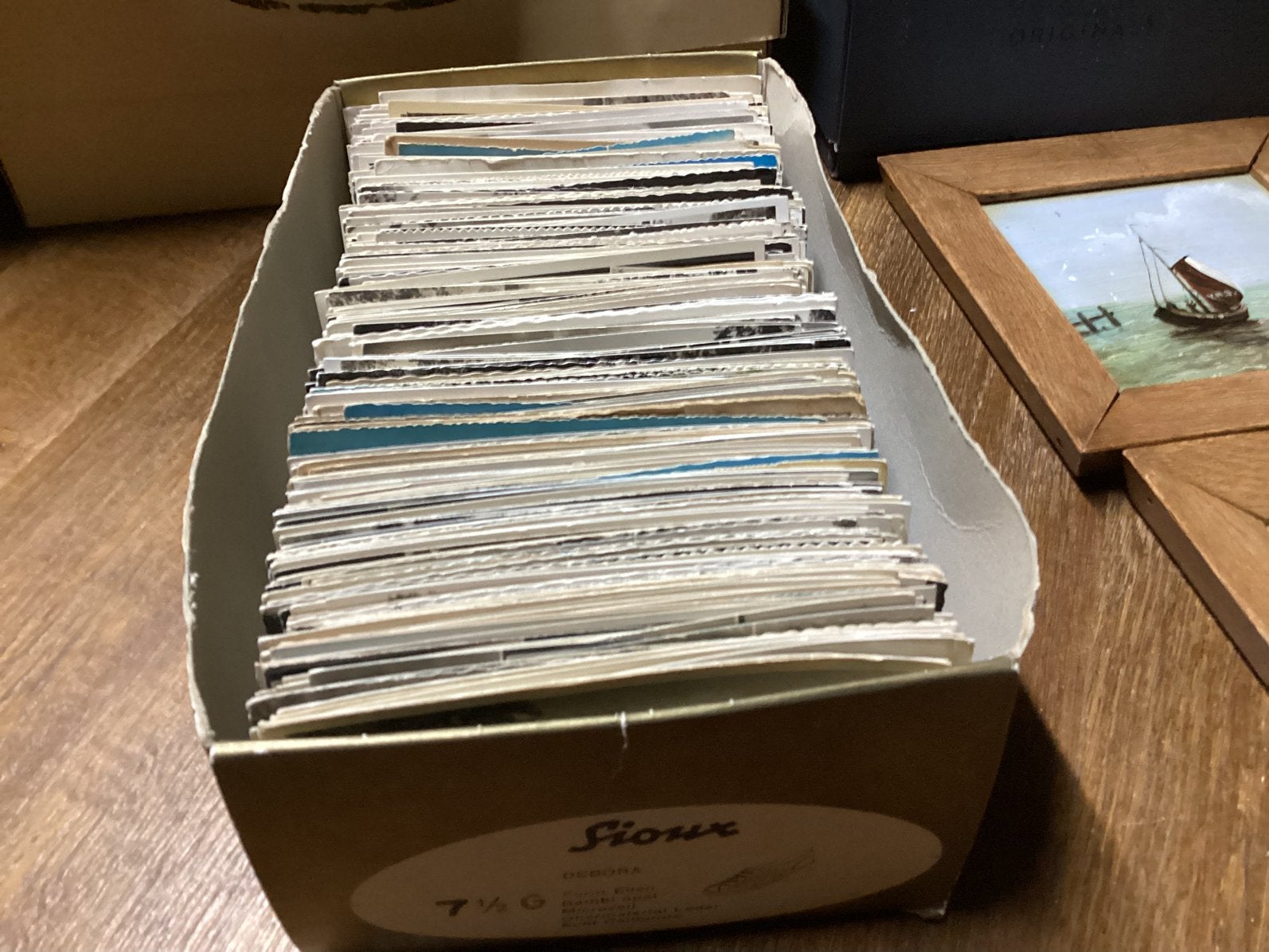 Schoenendoos vol ansichtkaarten uit Nederland, Verzamelen, Ophalen of Verzenden