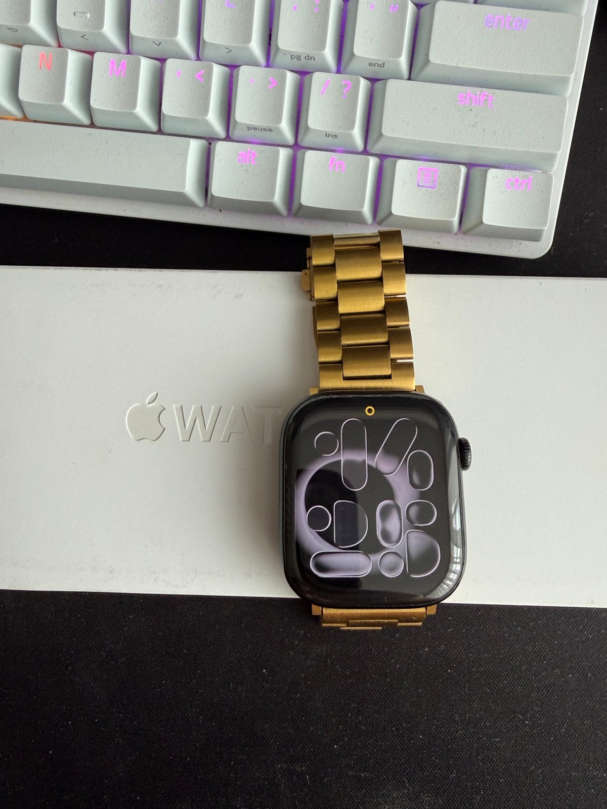 Apple Watch Series 11 46mm met gouden band, Sieraden, Tassen en Uiterlijk, Zwart, IOS, Ophalen of Verzenden, Zo goed als nieuw