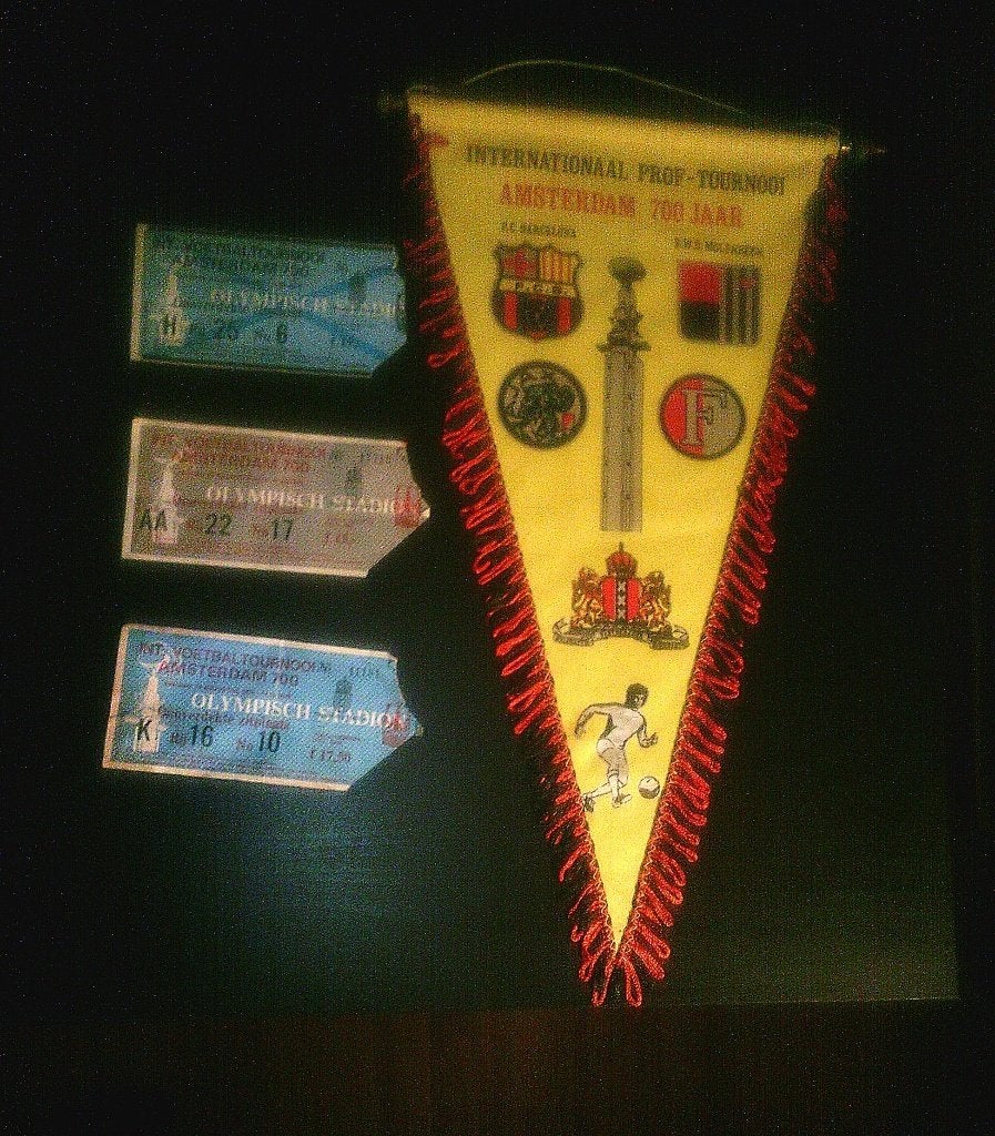 INTERNATIONAAL PROF-TOURNOOI 700-AMSTERDAM+ TICKETS 1975, Ophalen of Verzenden, Zo goed als nieuw, Ajax, Vaantje of Sjaal