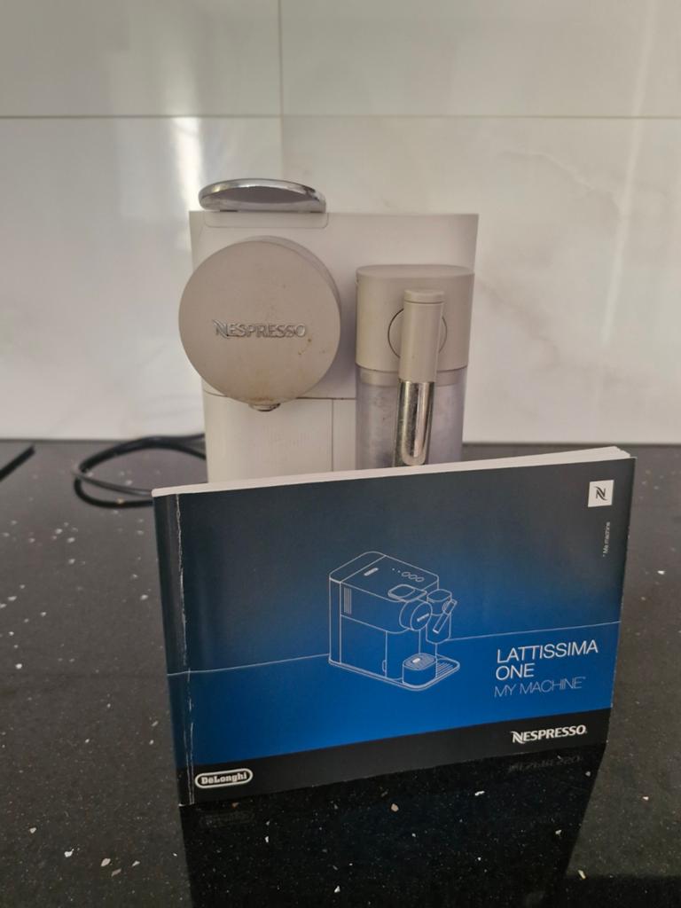 DeLonghi Latissima One Nespresso koffiezetapparaat, Witgoed en Apparatuur, Koffiezetapparaten, Ophalen, Gebruikt, Espresso apparaat