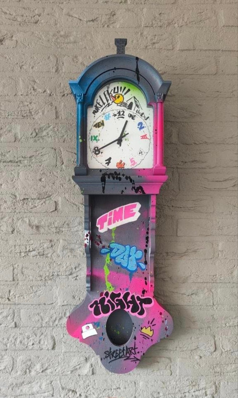 Antieke klok in streetart stijl met modern uurwerk, Ophalen