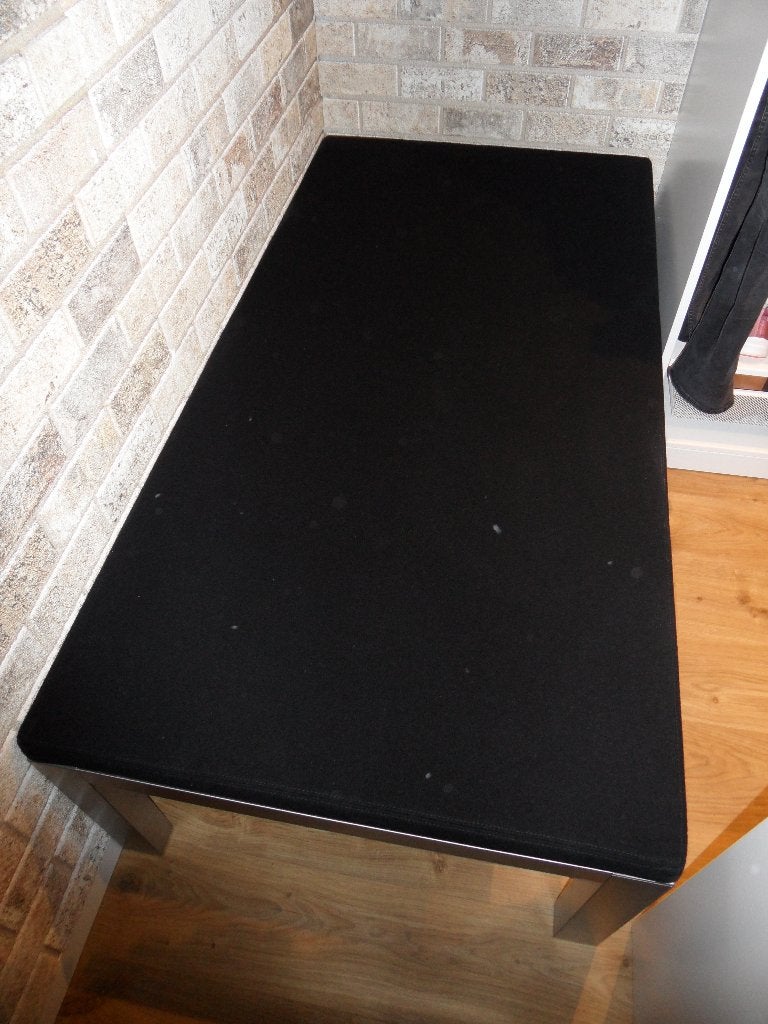 Te koop bankje met zwarte bekleding en chromen poten, Ophalen, 150 tot 200 cm, Stof, Driepersoons