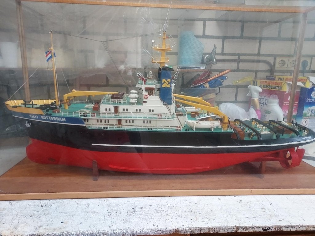 Foto 3 van Model sleepboot 'Smit Rotterdam' met vitrinekast