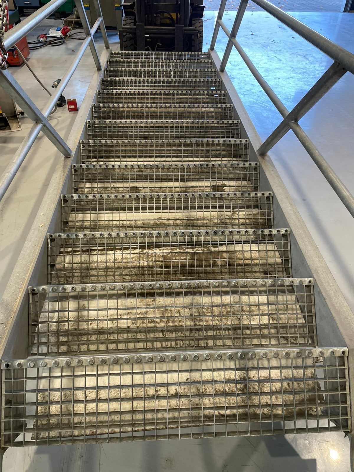 Traptreden galvaniseerd 1000 mm breed, Ophalen, Gebruikt, Trap, 2 tot 4 meter
